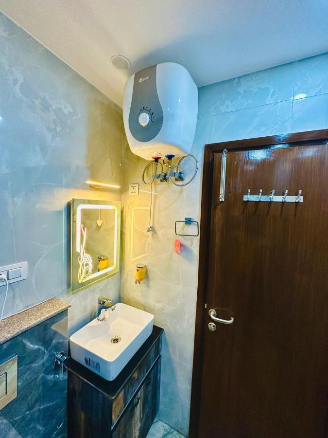 Hotel Samrat Residency 10 Mints Walking Distance Nizamuddin Railway Station New Delhi Eksteriør billede