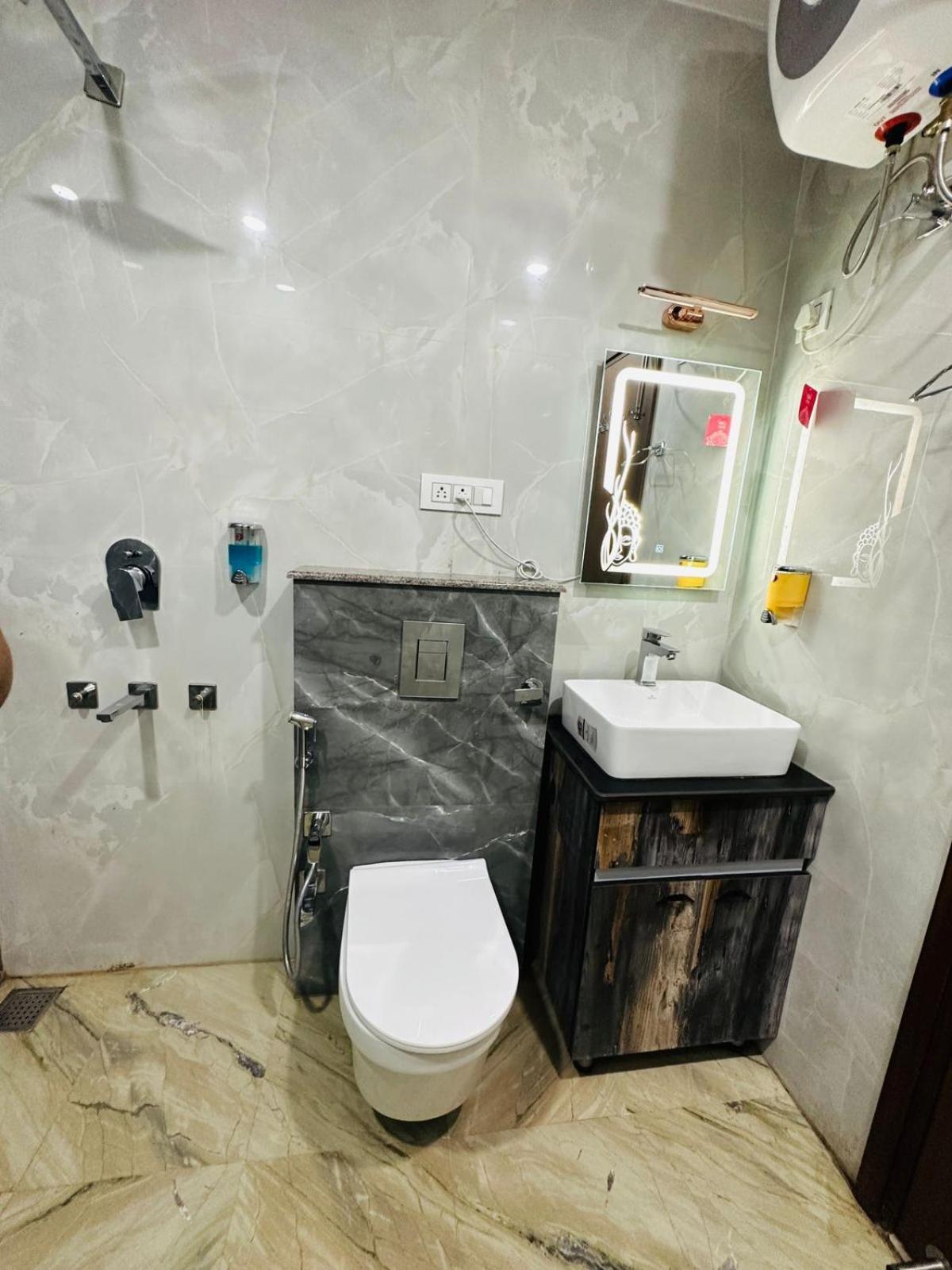 Hotel Samrat Residency 10 Mints Walking Distance Nizamuddin Railway Station New Delhi Eksteriør billede