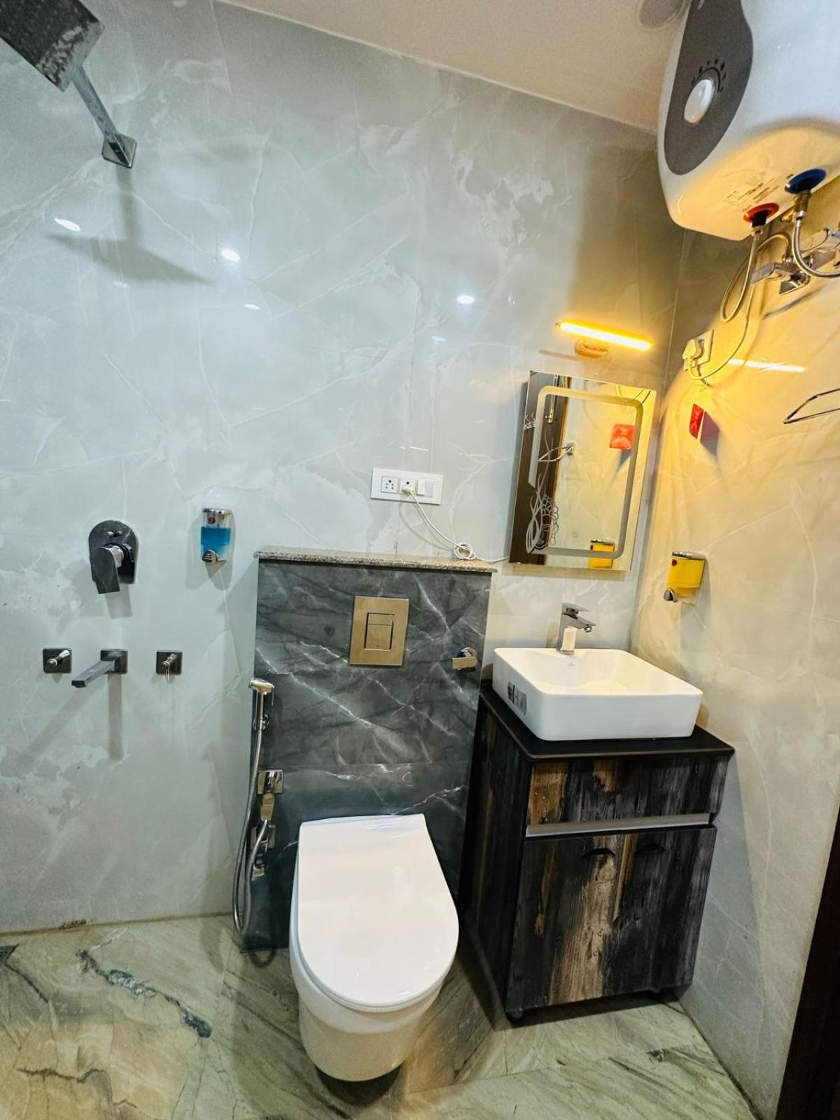 Hotel Samrat Residency 10 Mints Walking Distance Nizamuddin Railway Station New Delhi Eksteriør billede