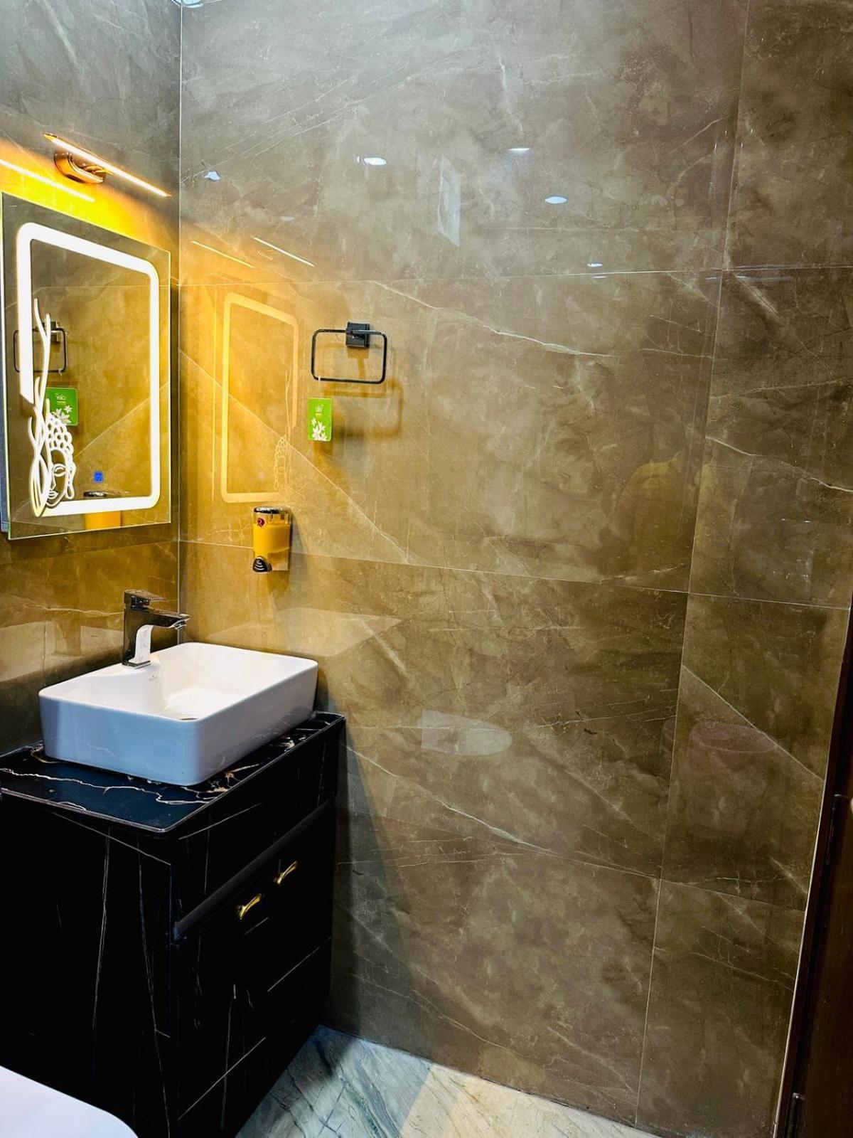 Hotel Samrat Residency 10 Mints Walking Distance Nizamuddin Railway Station New Delhi Eksteriør billede
