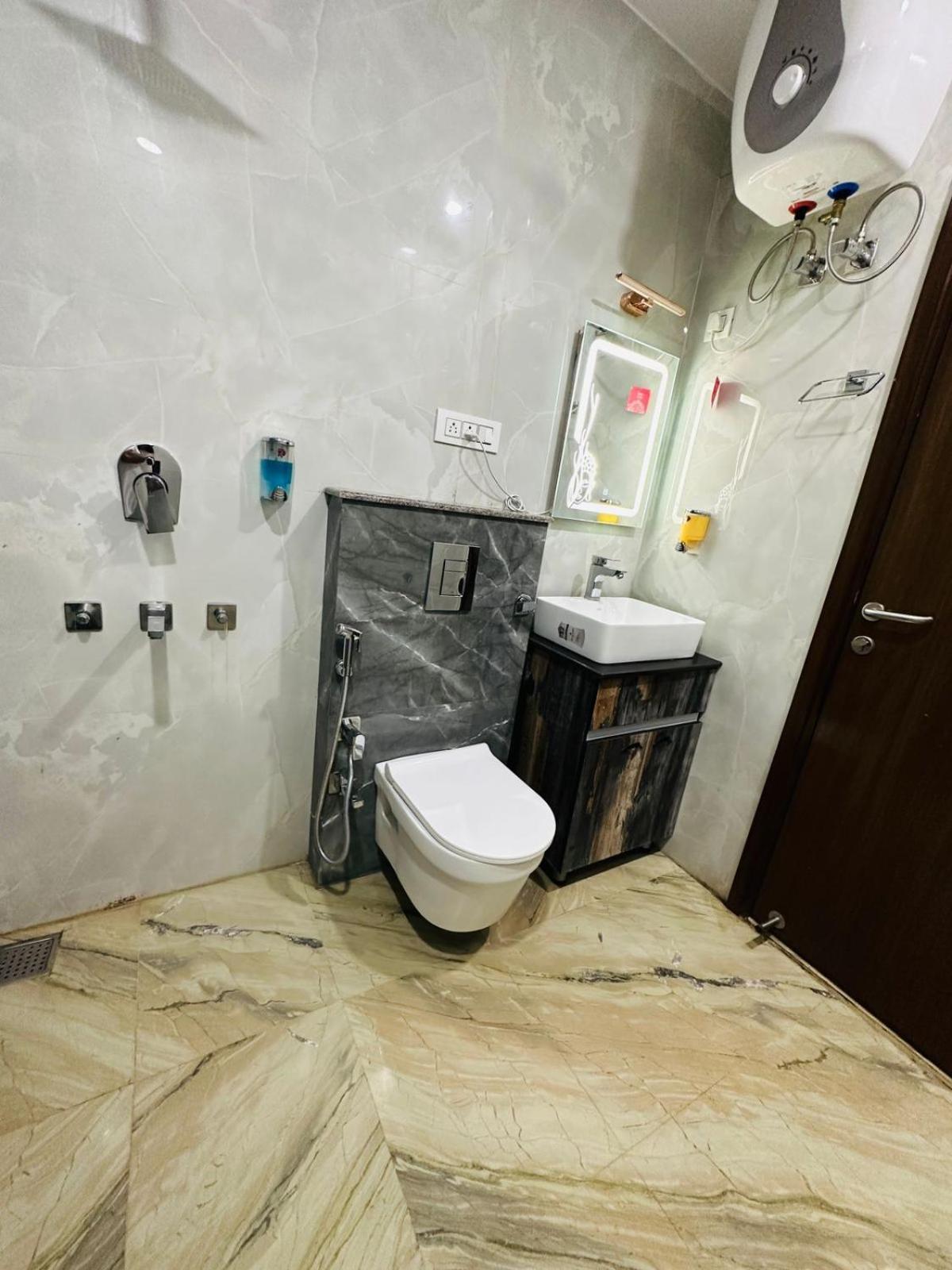 Hotel Samrat Residency 10 Mints Walking Distance Nizamuddin Railway Station New Delhi Eksteriør billede