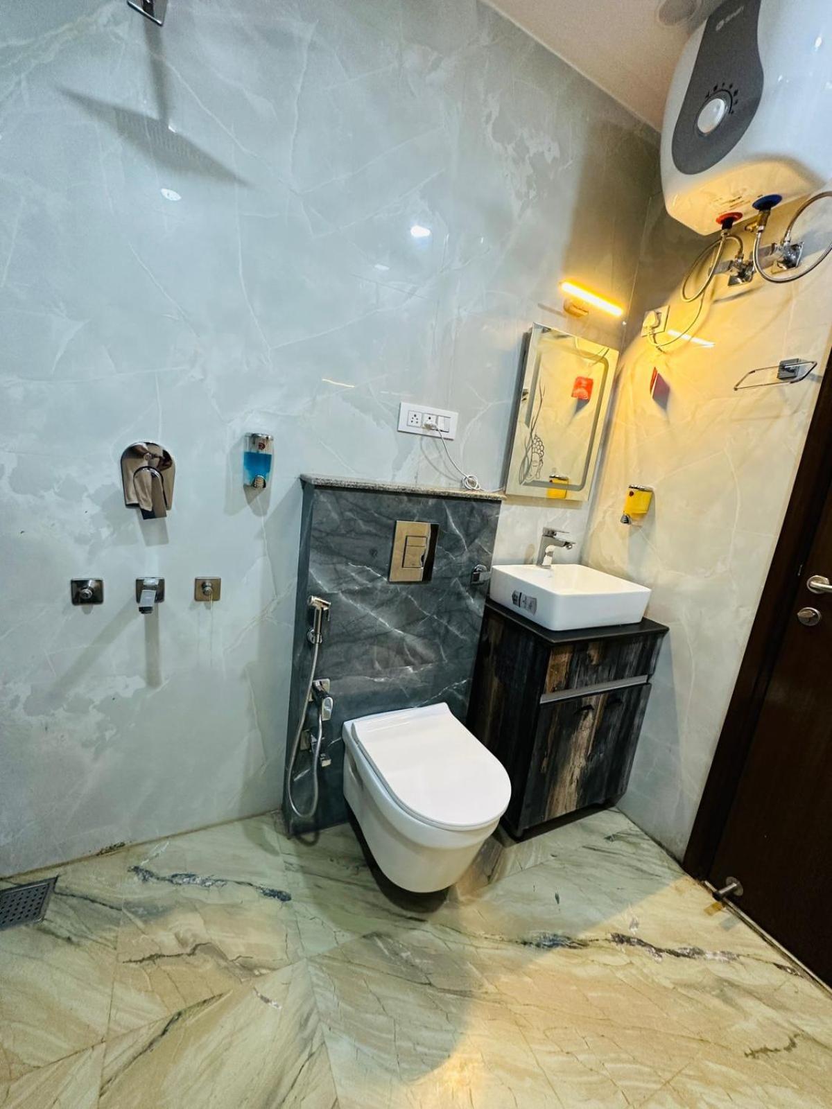 Hotel Samrat Residency 10 Mints Walking Distance Nizamuddin Railway Station New Delhi Eksteriør billede